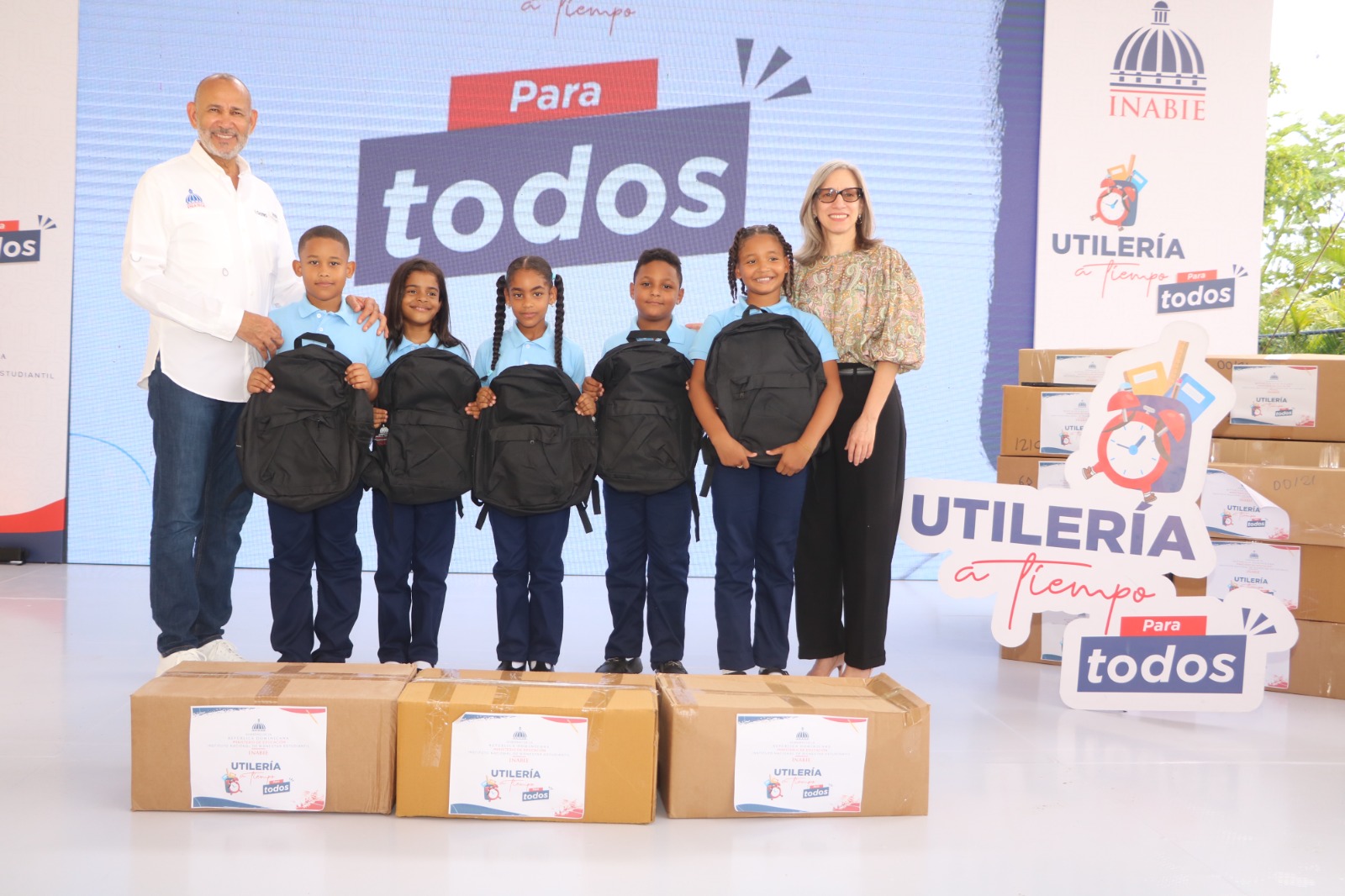 Inabie distribuye por primera vez más de 1.8 millones de kits escolares; 720,000 familias se